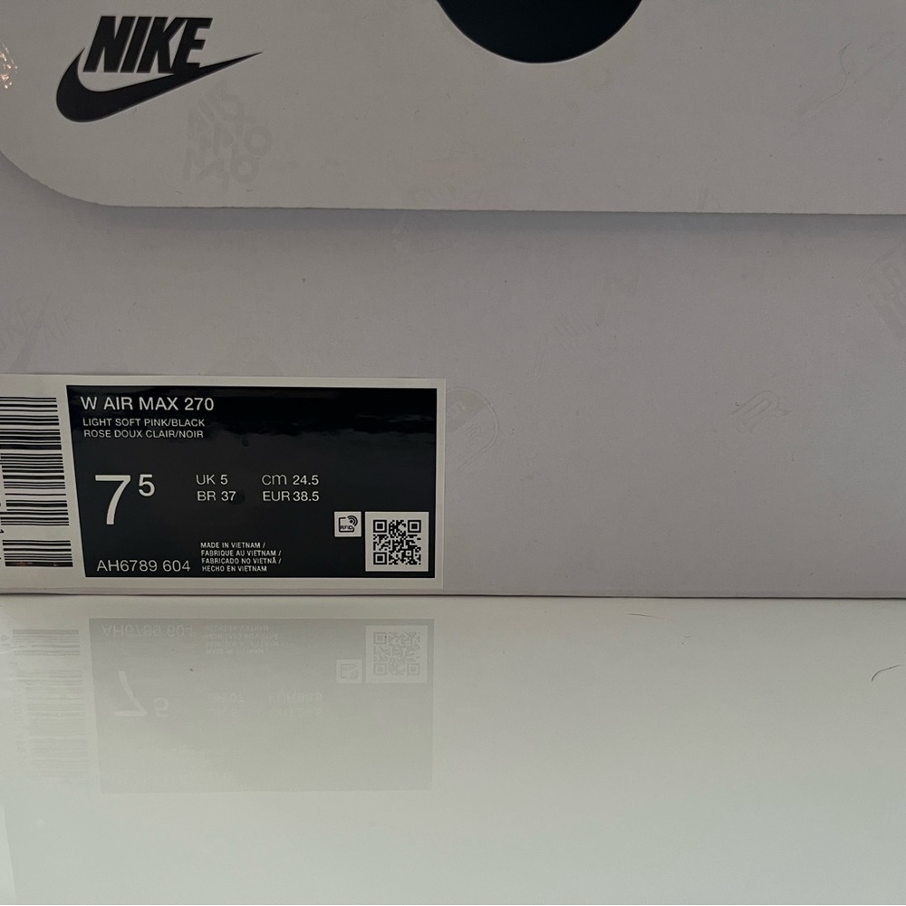 Nike Women's Air Max 270 - NWT - Picture 8 of 8